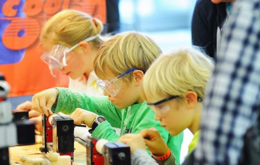 Kinder experimentieren auf der MINT-Mitmachmesse FORSCHA im MOC München.
