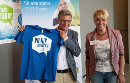 Vorfreude auf 2022: Der Bayerische Wissenschaftsminister Bernd Sibler und die Veranstalterin Petra Griebel, i!bk